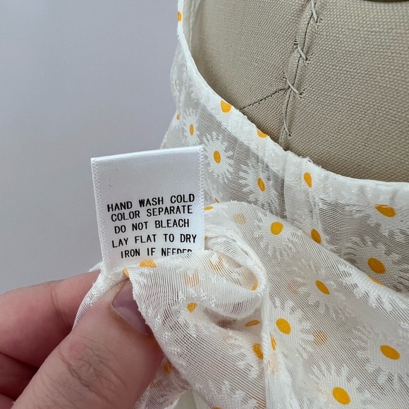 Le Lis White and Yellow Daisy Button-Up Blouse Stitch Fix - Picture 6 of 7